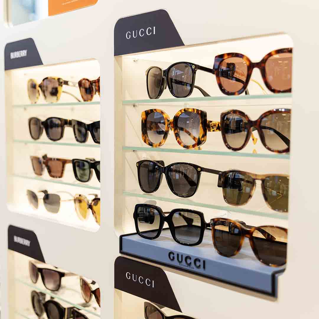 Stort udvalg af solbriller fra forskellige mærker fra Synoptik på Frederiksberg. 
